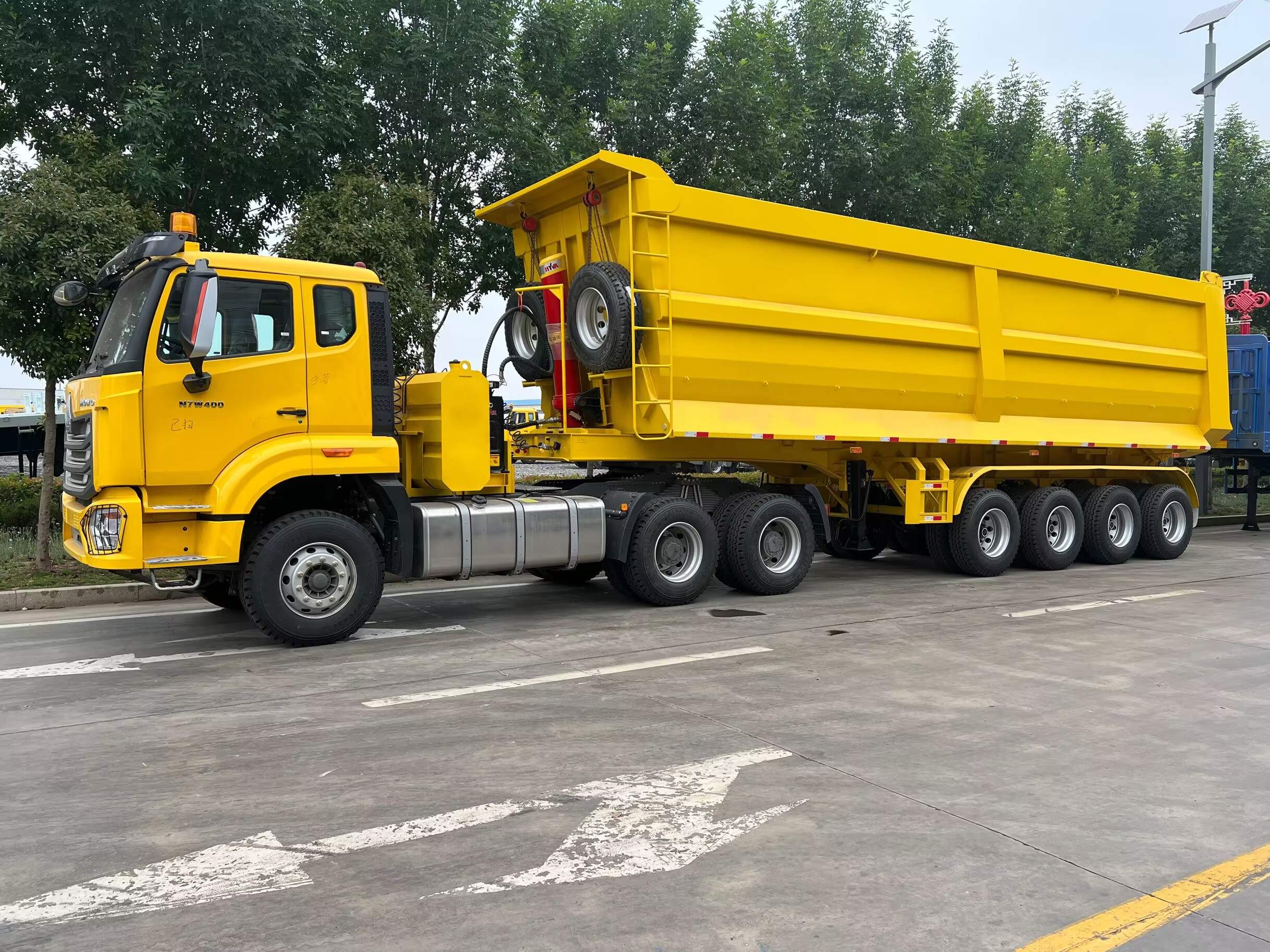 后翻自卸车